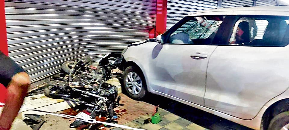 Ranchi News : कार ने धक्का मारने के बाद चालक सहित बाइक को घसीटा, मौत