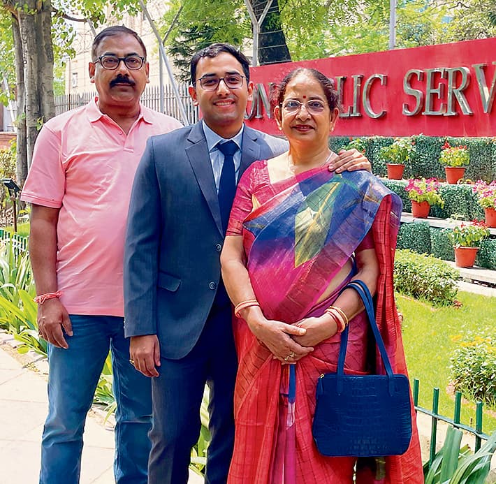 Ranchi News : कुजू के सीसीएल अधिकारी के पुत्र वैभव ने हासिल किया 90 वां रैंक