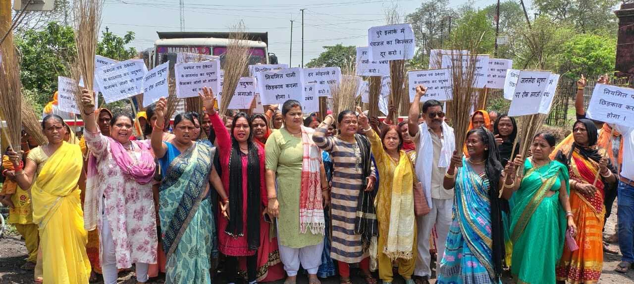 Dhanbad News: हाथों में झाड़ू लिये महिलाओं व ग्रामीणों ने किया सिजुआ क्षेत्र का चक्का जाम