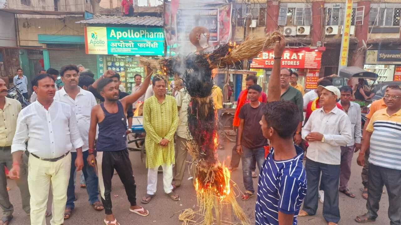 Dhanbad News: बिजली के लिए सड़क पर उतरे व्यवसायी, डीवीसी का पुतला जलाया