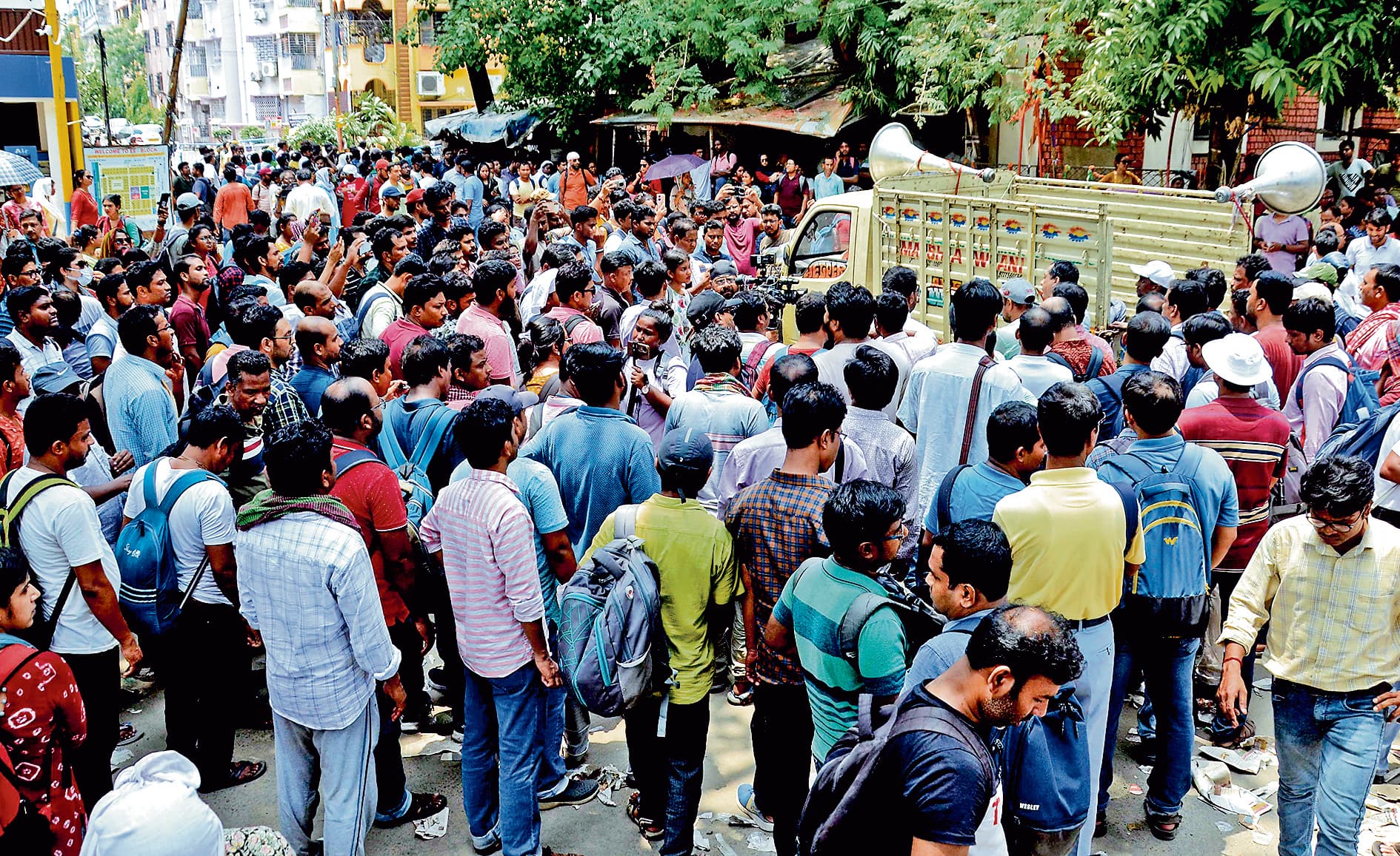 एसएससी कार्यालय के सामने नौकरी गंवाने वाले शिक्षकों का धरना दूसरे दिन भी रहा जारी, अध्यक्ष भी ऑफिस में रहे कैद