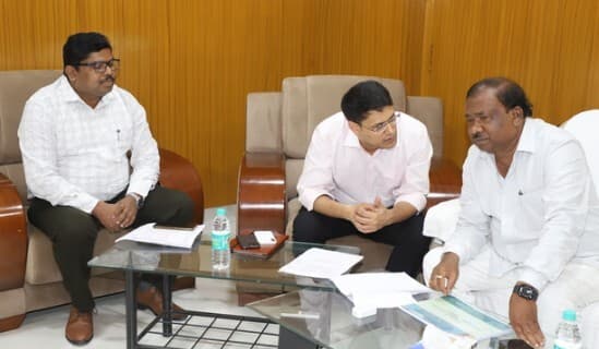 Jamshedpur News : घाटशिला में पंडित रघुनाथ मुर्मू जनजातीय विश्वविद्यालय के लिए जमीन हस्तांतरित, निर्माण कार्य में तेजी के निर्देश