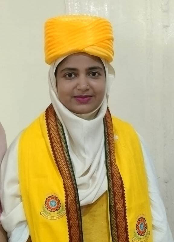 Motihari:अरेराज की इंशा परवीन को एमए उर्दू में टॉप करने पर मिला गोल्ड मेडल