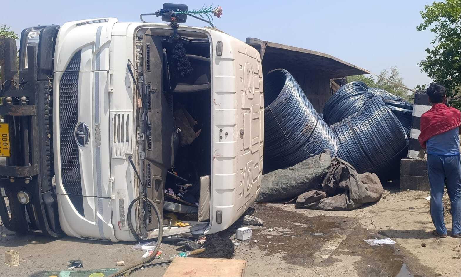 दनुआ घाटी में ट्रेलर दुर्घटनाग्रस्त, चालक घायल