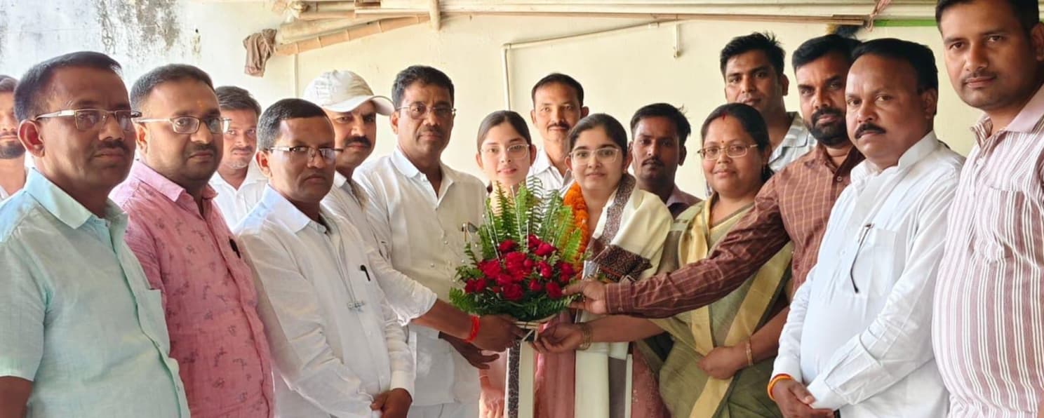 सफल अभ्यर्थी आस्था शरण से मिला मुखिया संघ का प्रतिनिधिमंडल