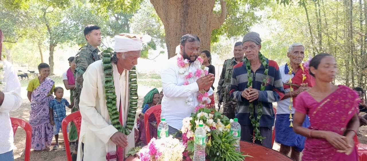 Khunti News : ग्रामीणों की समस्याएं सुनीं, खेल और कृषि विकास के दिये आश्वासन