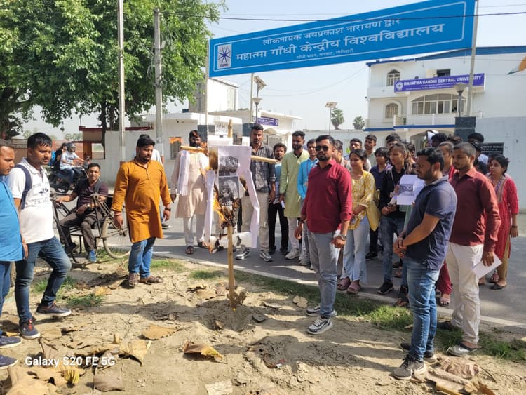 Motihari: अभाविप कार्यकर्ताओं ने आतंकवादियों का पुतला दहन कर जताया आक्रोश