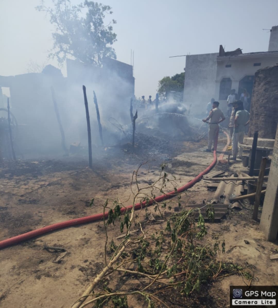 Motihari: आग लगने से आठ घर सहित पांच लाख की संपत्ति राख