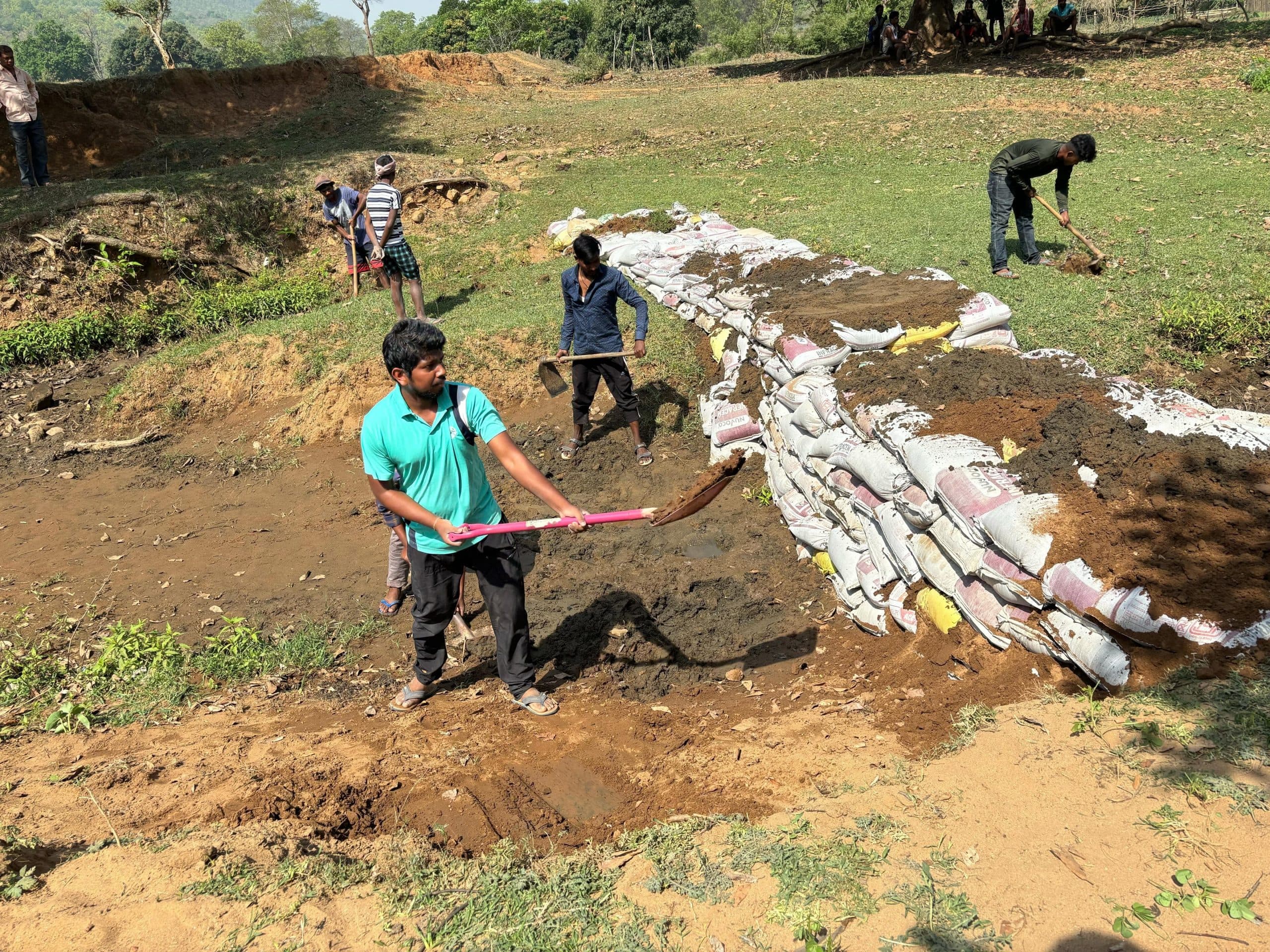 रनिया के उलूंग गांव में श्रमदान से बनाया गया बोरी बांध