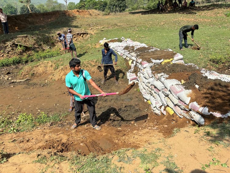 रनिया के उलूंग गांव में श्रमदान से बनाया गया बोरी बांध