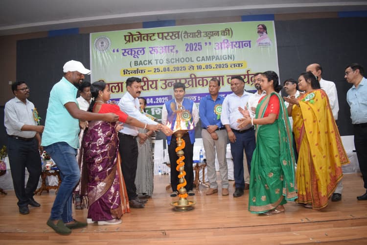 पांच से 18 वर्ष तक के अनामांकित बच्चों को विद्यालय से जोड़ें : डीसी