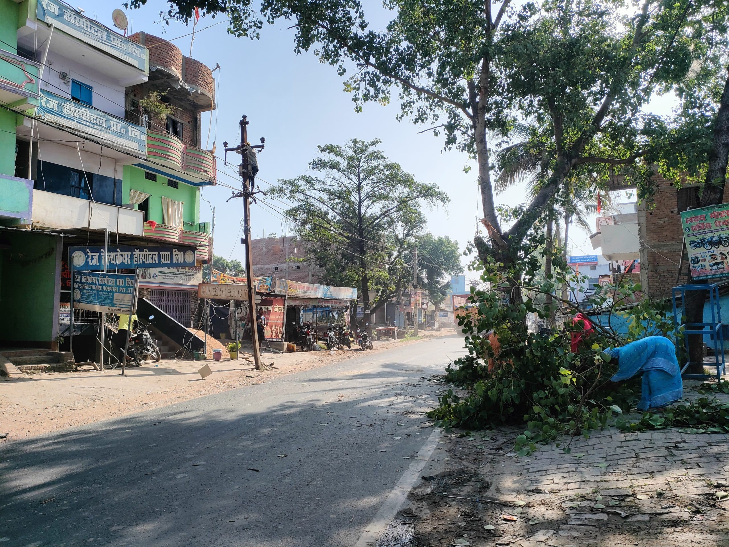 hajipur news. ट्रक की ठोकर से पोल क्षतिग्रस्त, 10 घंटे बिजली आपूर्ति बाधित