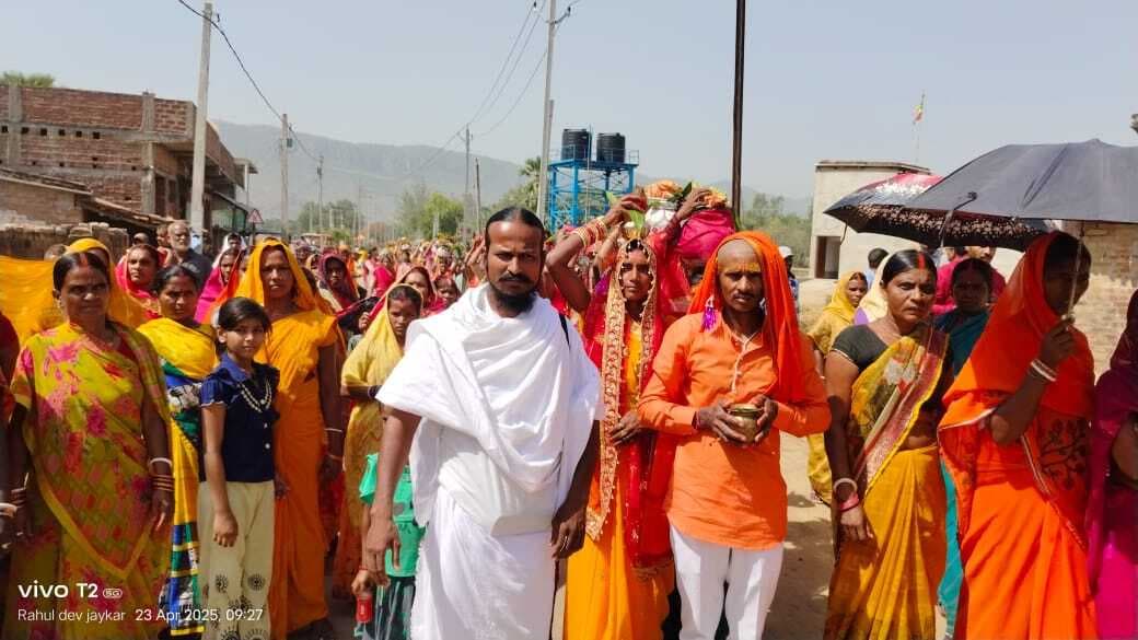 हनुमान प्रतिमा की प्राणप्रतिष्ठा को लेकर निकली शोभायात्रा