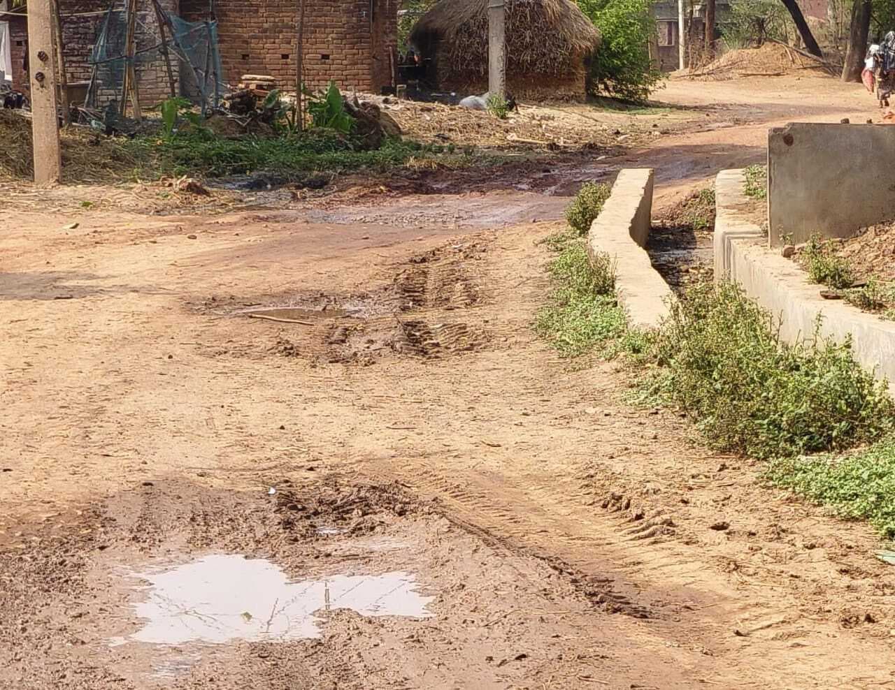 महेशपुर में सड़कों की मरम्मत अधूरी, ग्रामीण परेशान