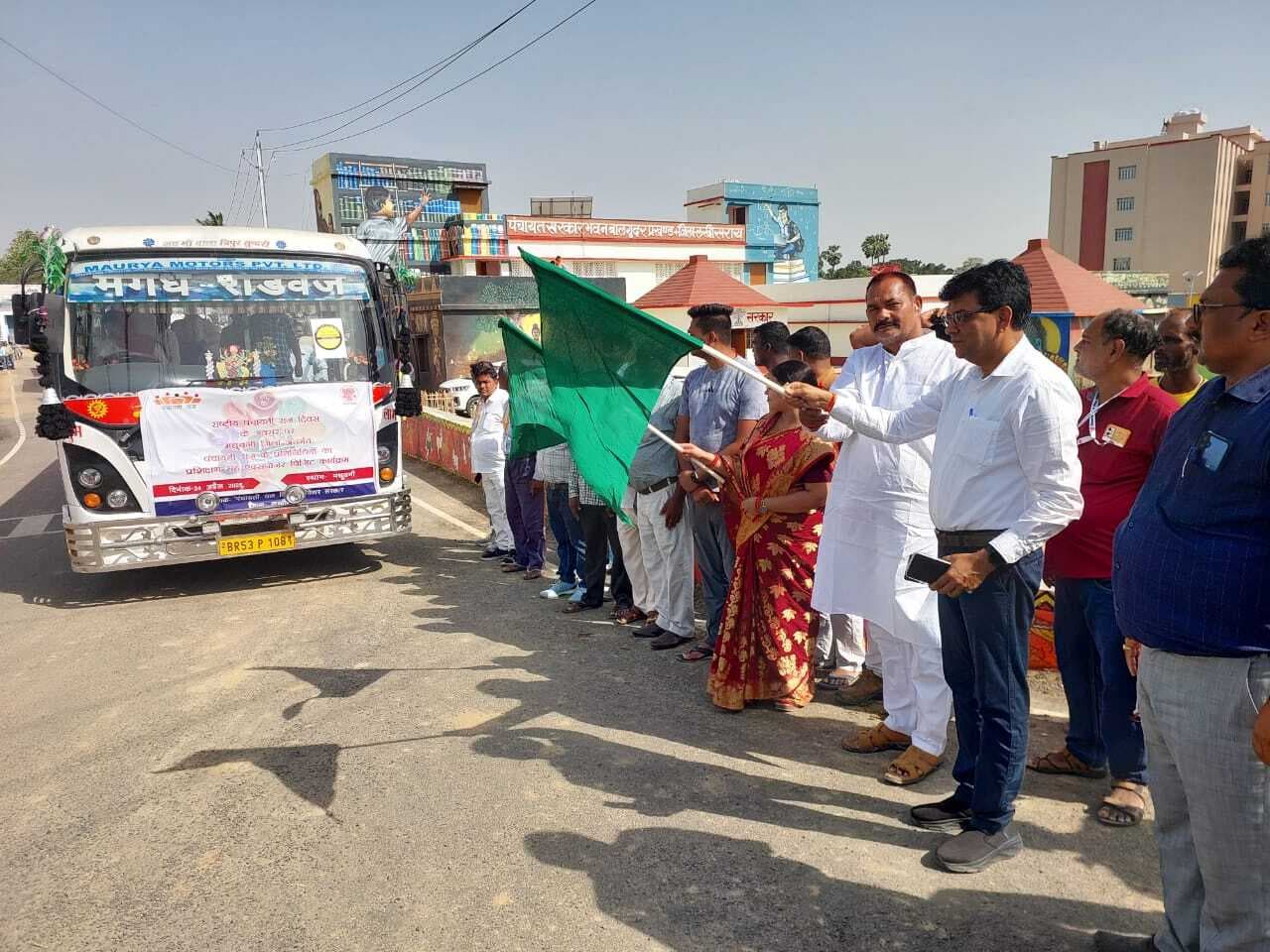 लखीसराय के जनप्रतिनिधियों की टीम मधुबनी के लिए रवाना