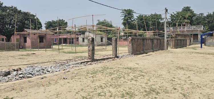 विद्यालय की बाउंड्री तोड़कर बेची सामग्री, आक्रोश