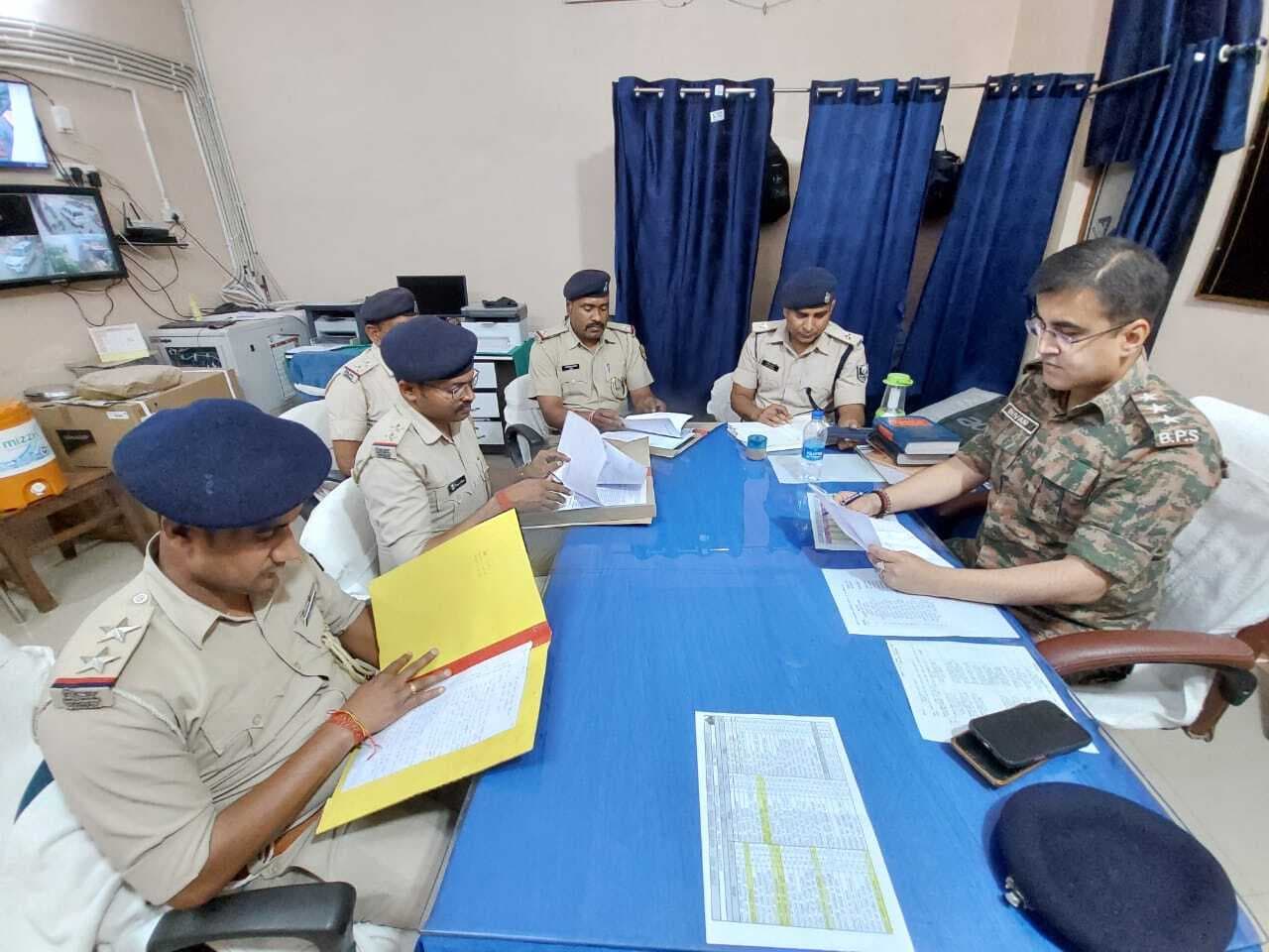 एसडीपीओ ने कवैया थाना पहुंच की लंबित कांडों की समीक्षा