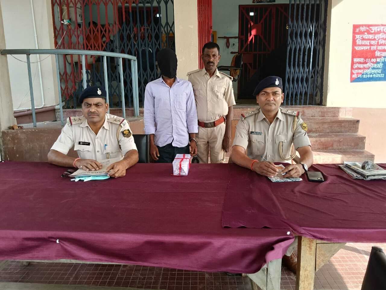 मननपुर-इटौन सड़क से रिवाल्वर के साथ युवक को पुलिस ने किया गिरफ्तार