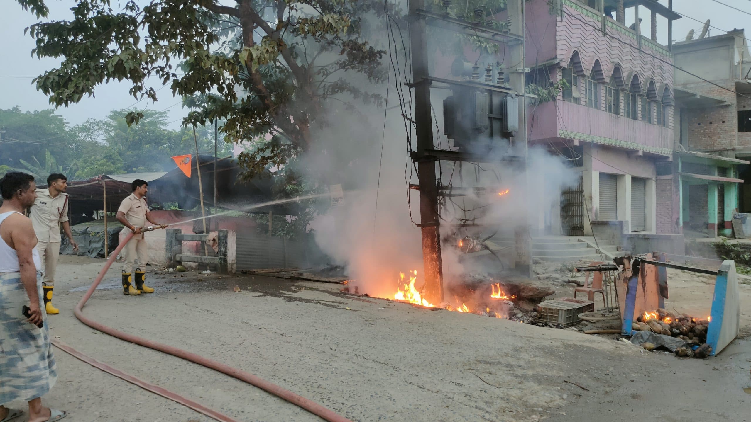 ट्रॉसफार्मर में आग लगने से मची अफरा-तफरी