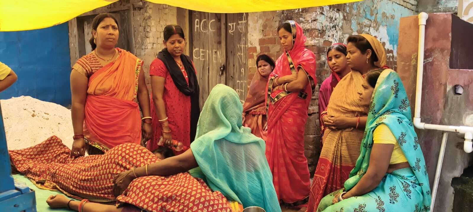 अतिरिक्त प्राथमिक स्वास्थ्य केंद्र घोसैठ में चिकित्सक की अनुपस्थिति में नर्स करवा रही थी प्रसव