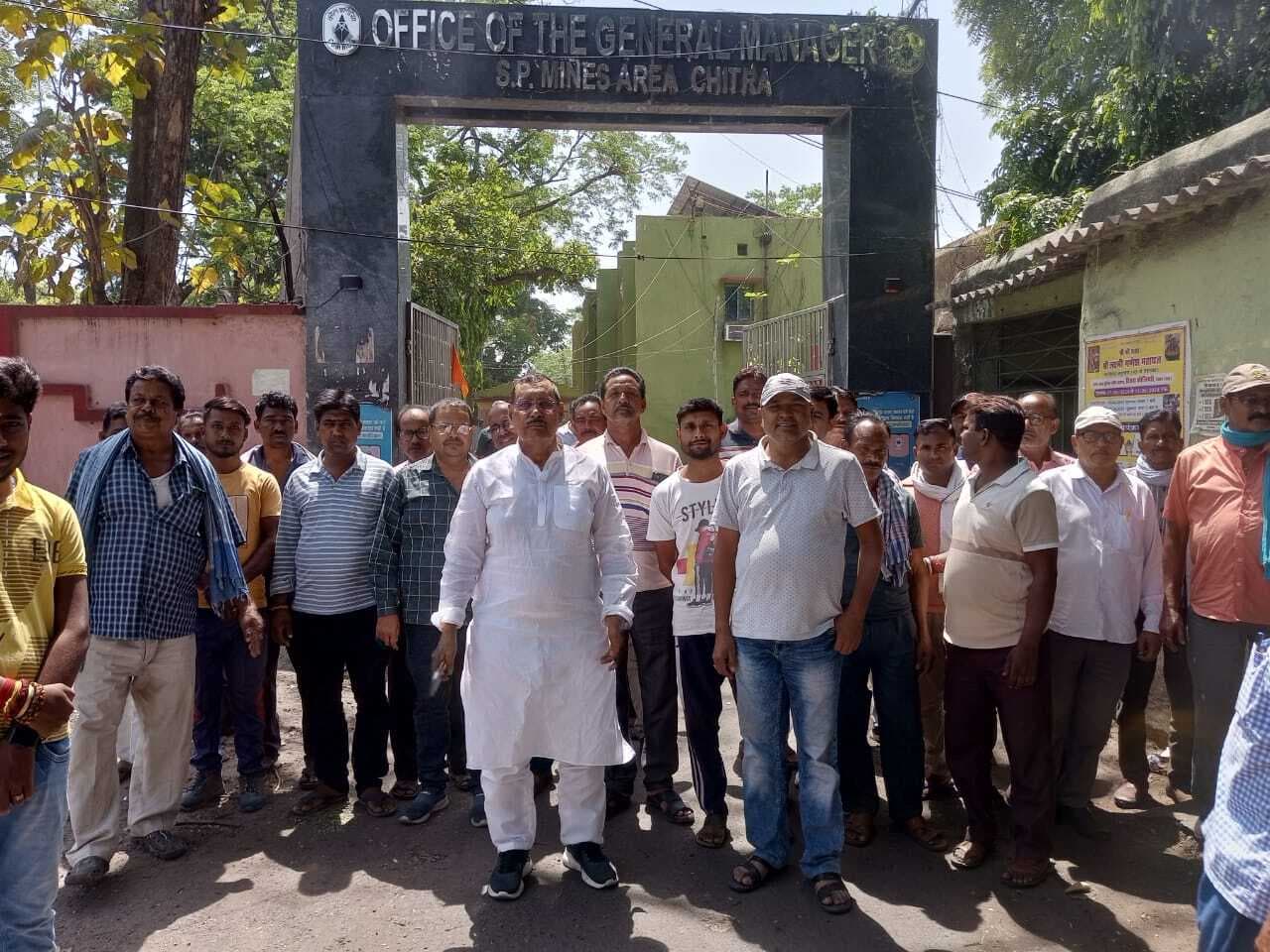 चितरा : समझौते के बाद कोयला लोडिंग को लौटे मजदूर