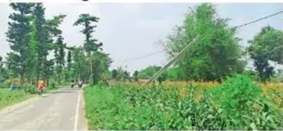 मुख्य मार्ग पर बिजली का पोल हादसे को दे रहा निमंत्रण