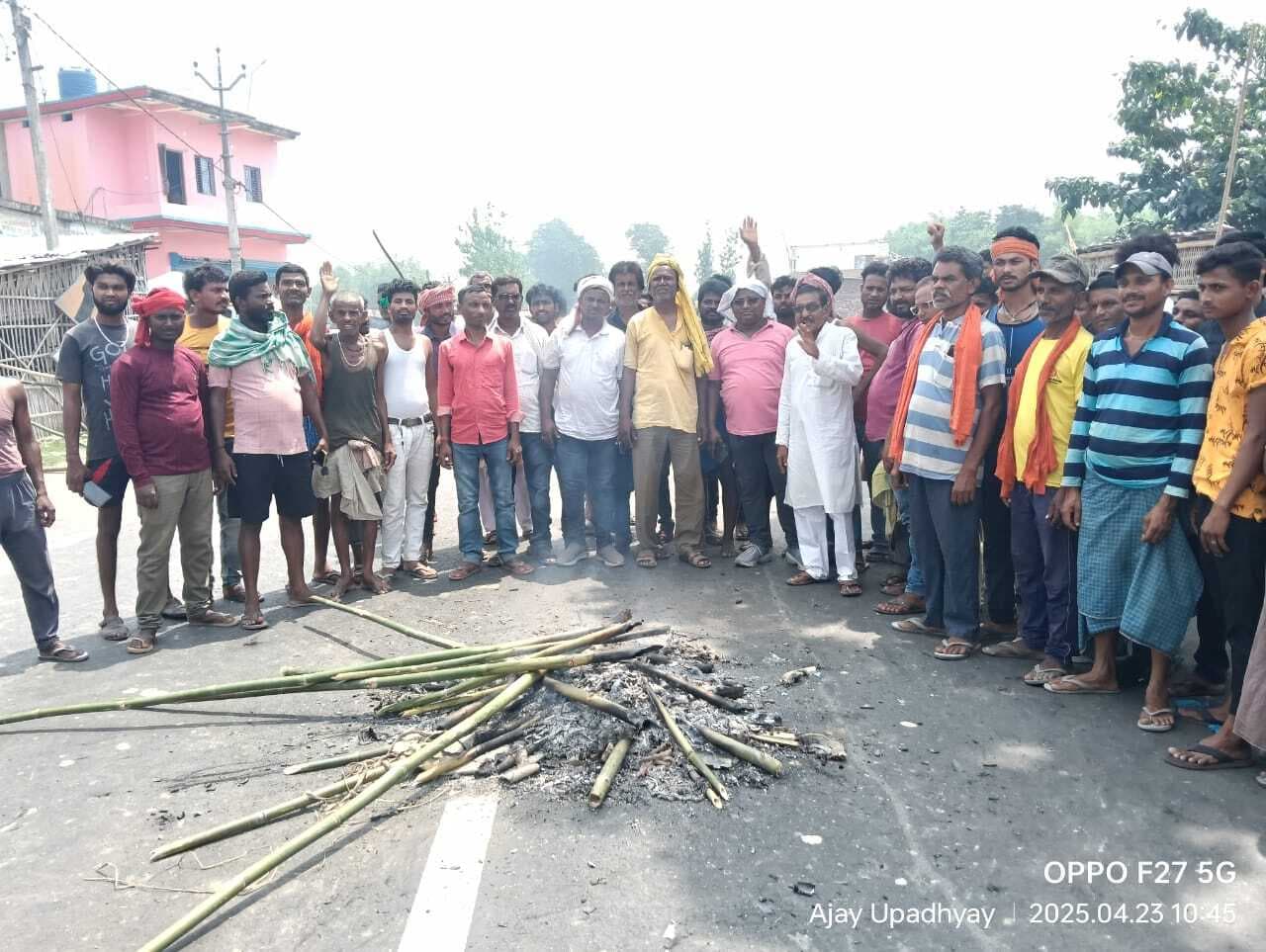 सड़क दुर्घटना में मजदूर की मौत पर सड़क जाम कर जताया विरोध