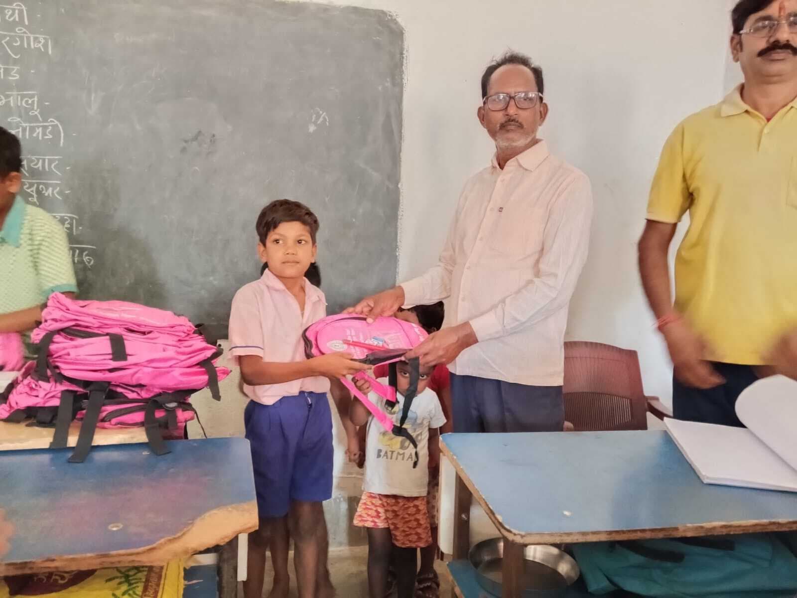 मुखिया ने स्कूली छात्रों के बीच बैग का किया वितरण