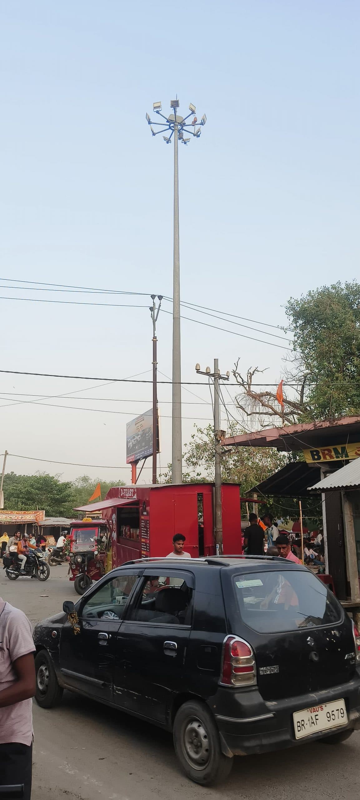 कोलासी बाजार में हाई मास्क लाइट खराब, लोग परेशान