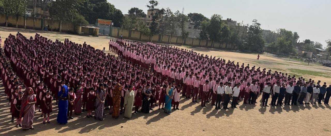 स्कूली बच्चों ने पहलगाम के पर्यटकों को दी श्रद्धांजलि