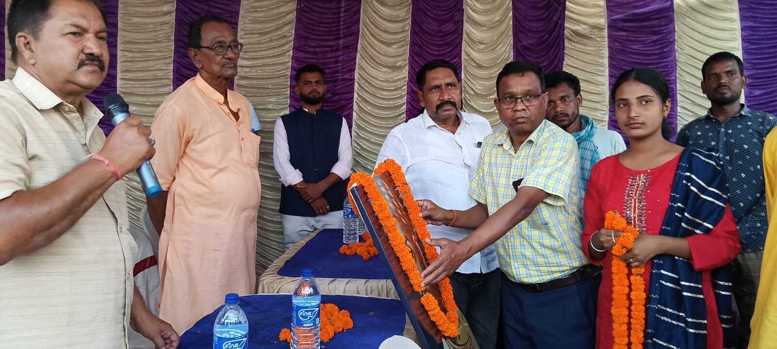 वीर कुंवर सिंह की तस्वीर पर माल्यार्पण कर किया नमन