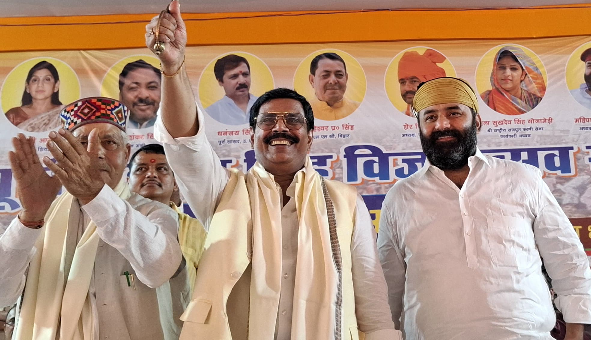 महापुरुषों के अपमान को अब नहीं सहेंगे, सरकार बनाये सख्त कानून