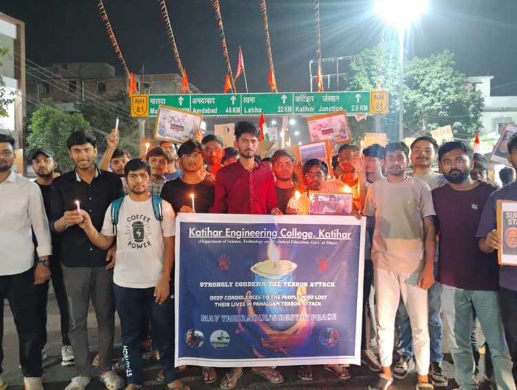 इंजीनियरिंग कॉलेज के छात्रों ने आतंकी हमले में शहीद हुए लोगों के प्रति कैंडल मार्च निकाला