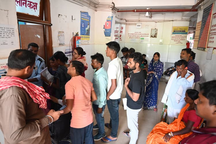 Deoghar news : जिले के 250 चिकित्सक रहे हड़ताल पर, करीब छह हजार मरीज ओपीडी से लौटे