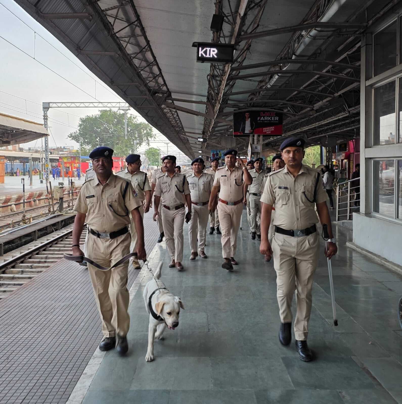 रेलवे ने प्लेटफॉर्म व ट्रेनों में चलाया विशेष चेकिंग अभियान