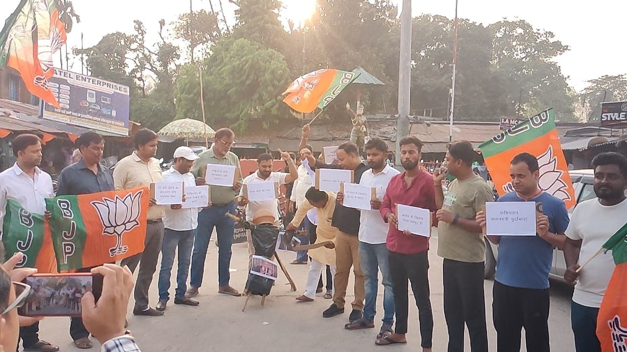 भाजपाईयों ने पाकिस्तान के पीएम का फूंका पुतला, आतंकवाद के खिलाफ नारेबाजी