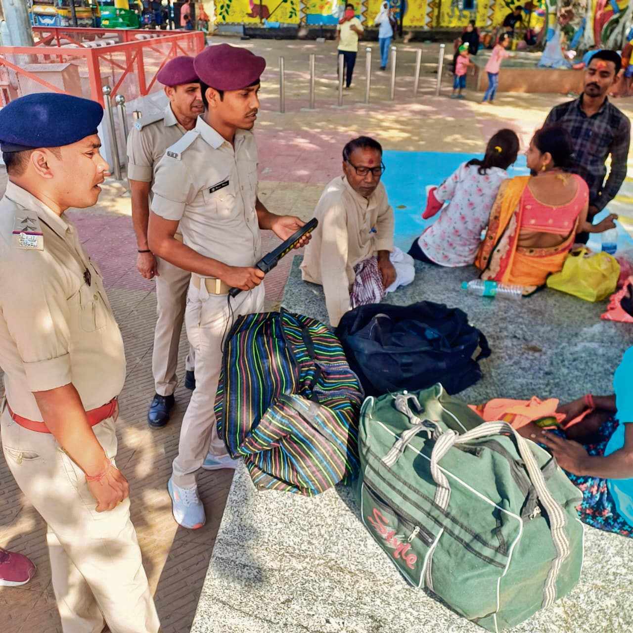 Gopalganj News : पहलगाम आतंकी हमले के बाद थावे सिंहासनी मंदिर और जंक्शन पर सुरक्षा व्यवस्था कड़ी