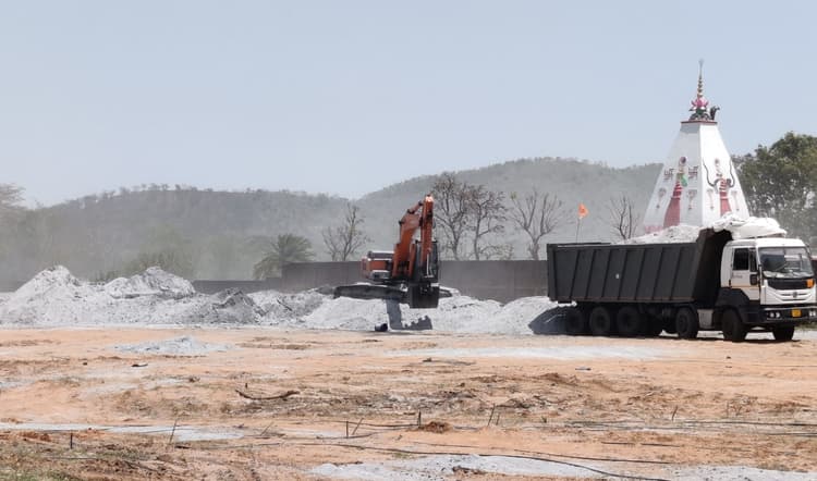 Dhanbad News : भागलपुर की जगह राजगंज में ही उतरा जाता है फ्लाई ऐश