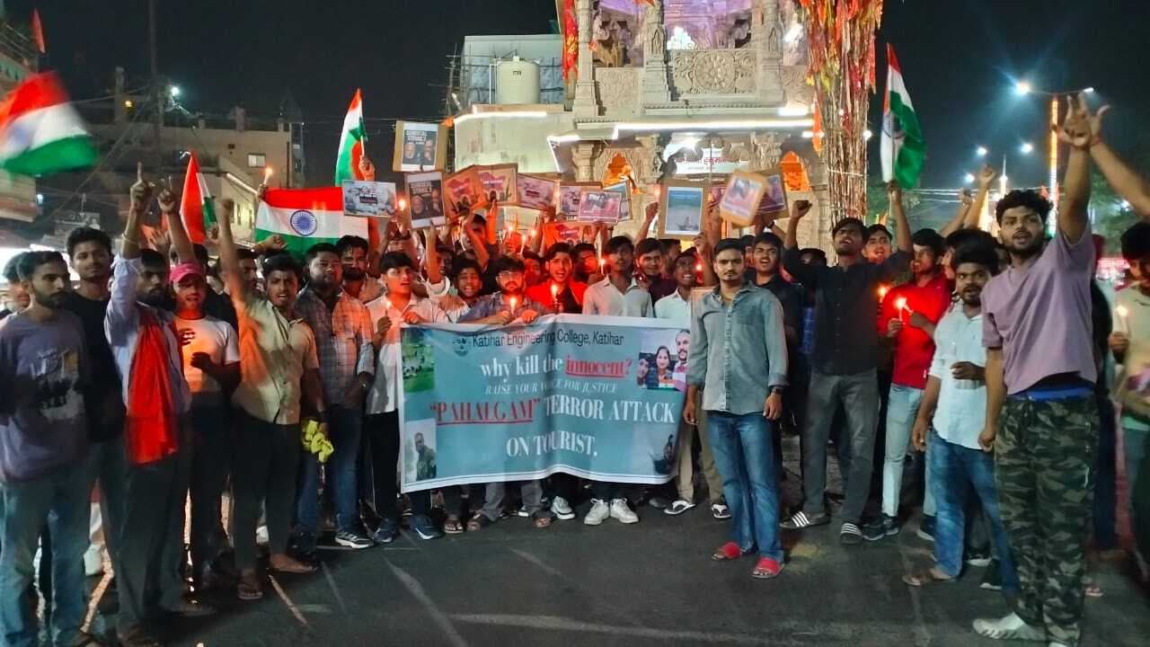 आतंकी हमले के विरोध में निकला मार्च, जताया विरोध