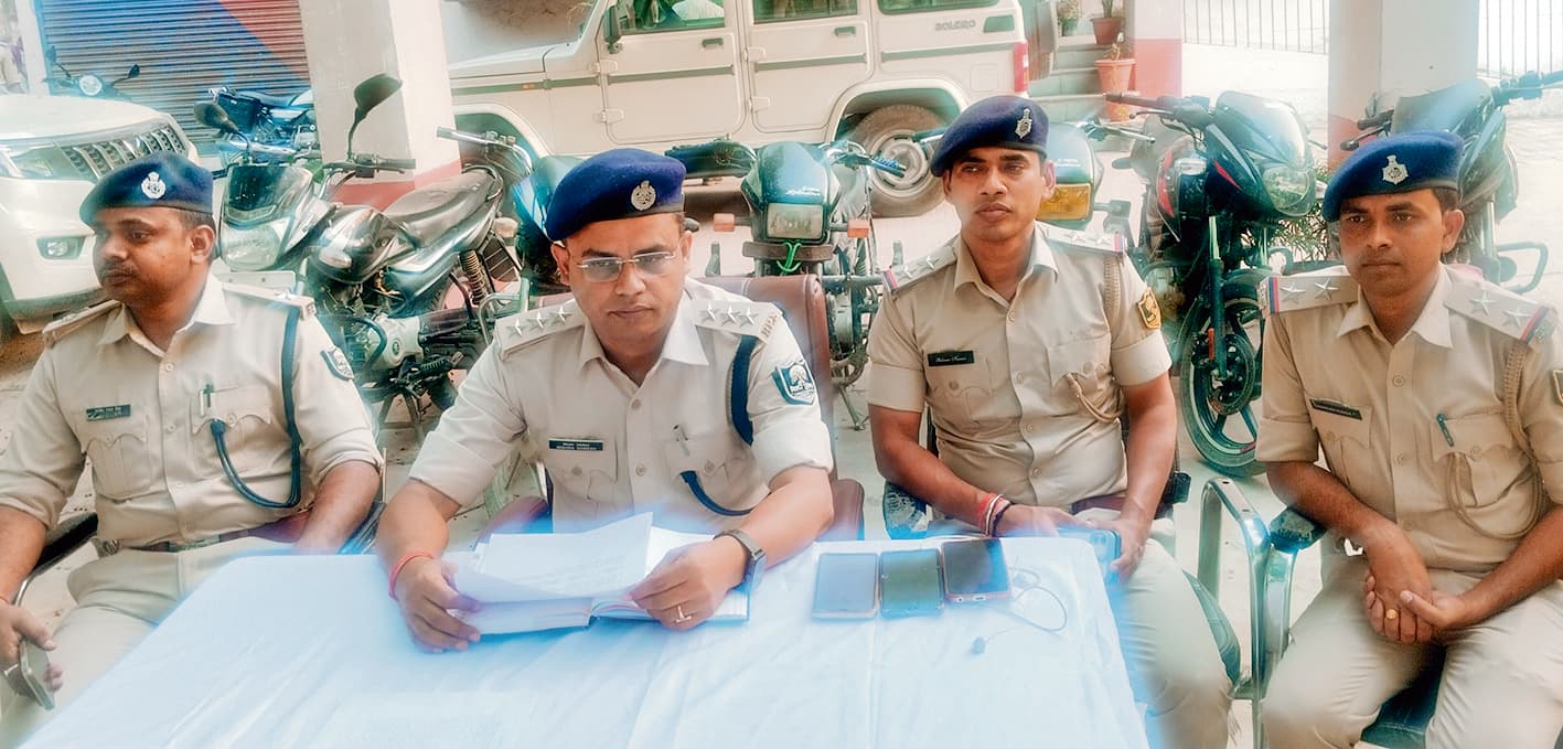 Gopalganj News  : मांझा में चोरी की छह बाइकें बरामद, दो बदमाश गिरफ्तार, मास्टरमाइंड की तलाश में जुटी पुलिस