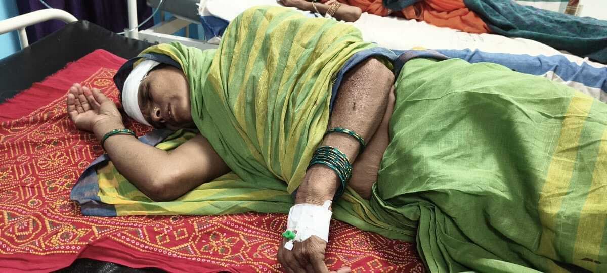 बदमाशों ने मां-बेटे को पीट कर बुरी तरह किया जख्मी