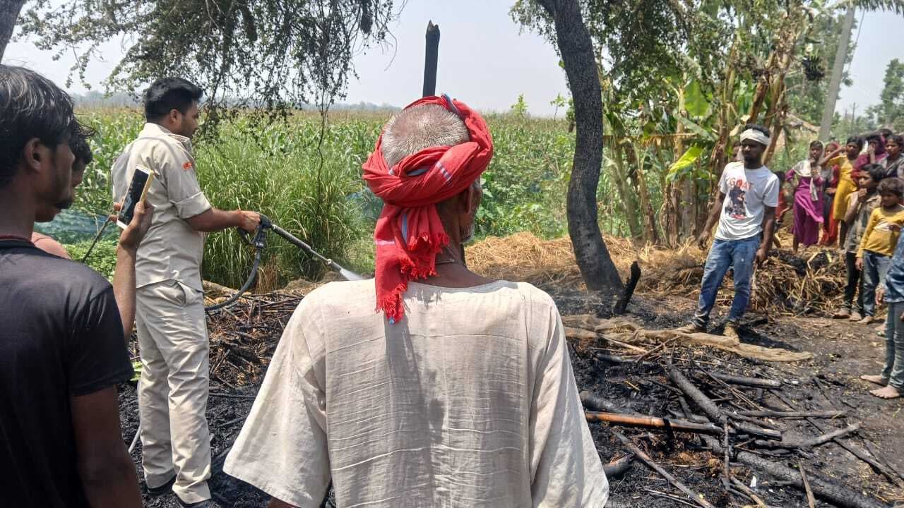 थ्रेसर की चिंगारी से लगी आग,  एक घर जलकर राख