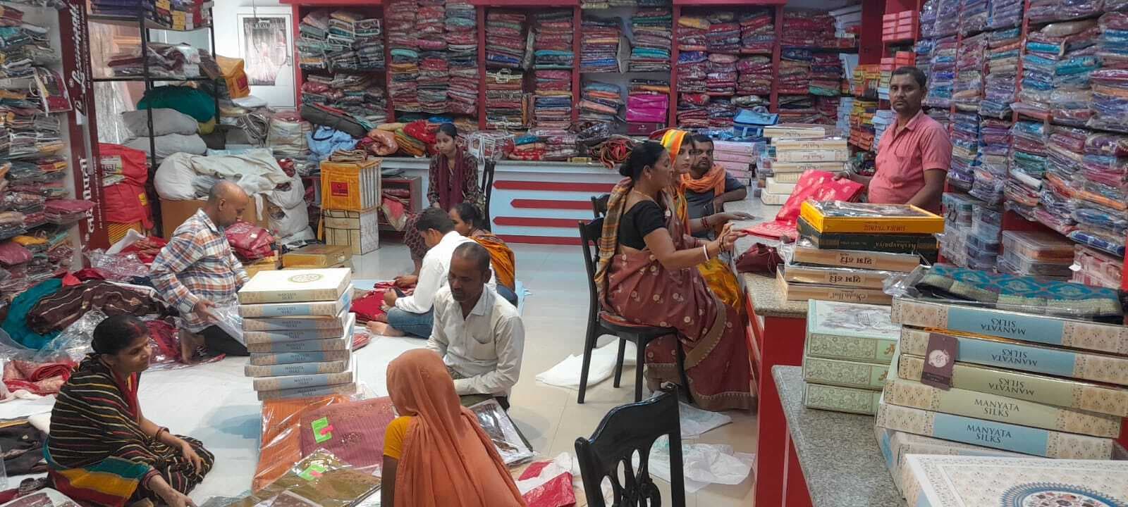 Madhubani : लगन का समय होने से गुलजार हुआ शहर का बाजार