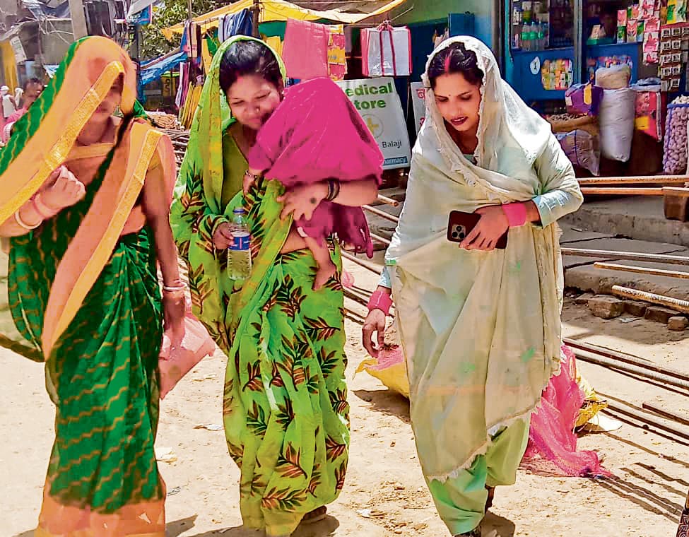 Saran News : हीट वेव की चपेट में छपरा, लू से लोग बेहाल