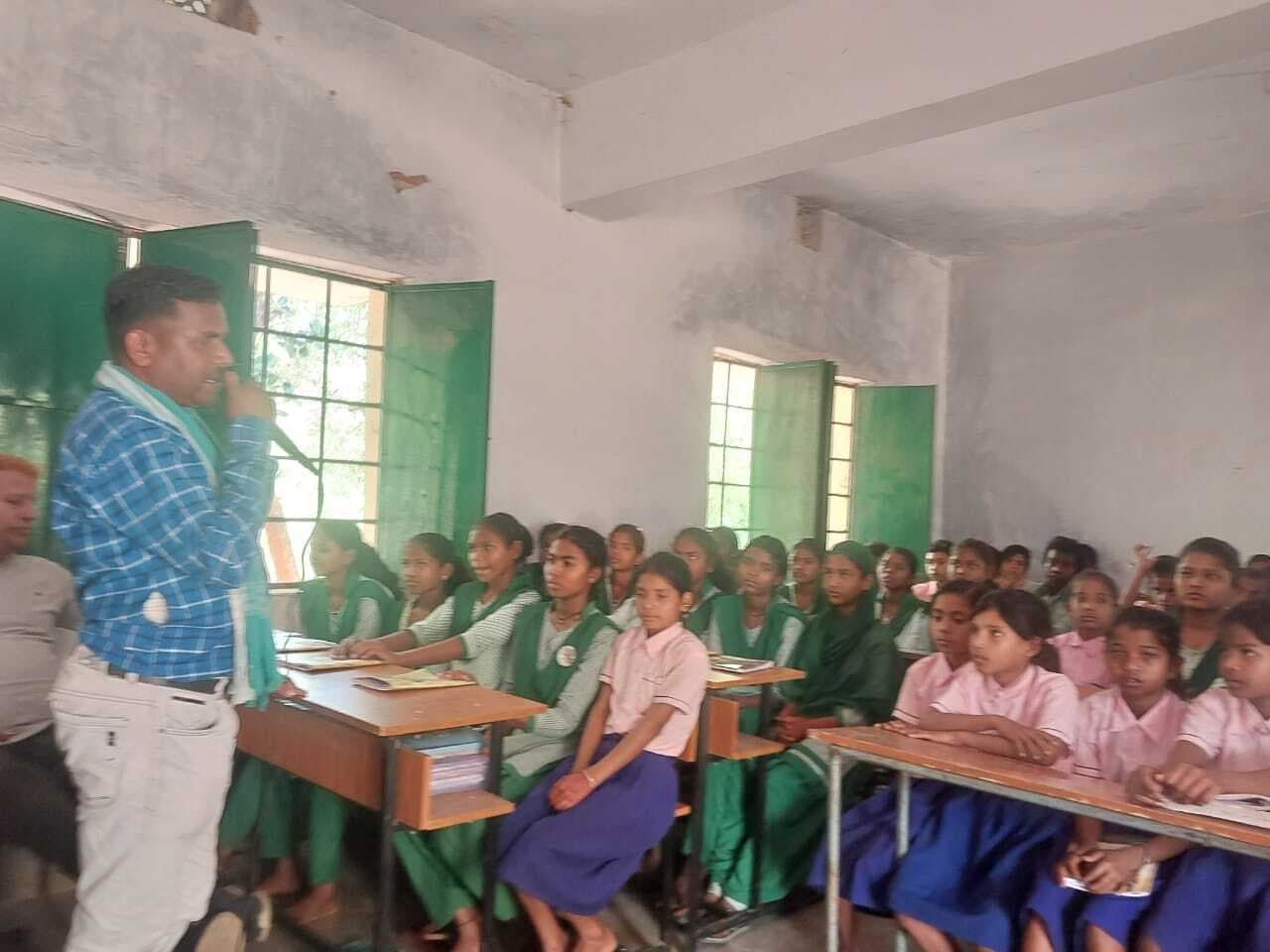 उउवि के बच्चों को दी गयी संविधान की जानकारी