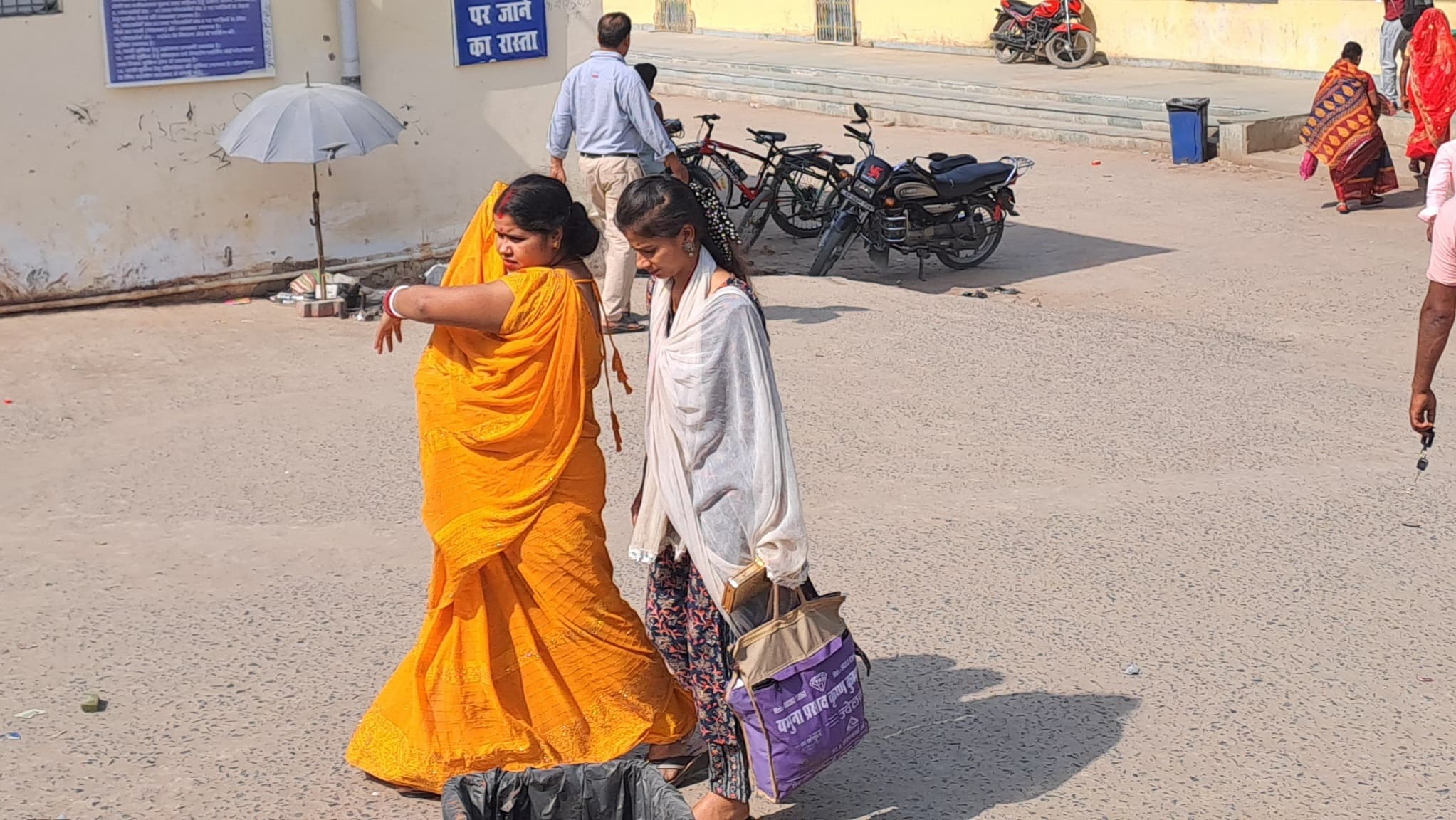 Motihari: चेहरा झुलसाने वाली धूप से लोग हुए बेहाल