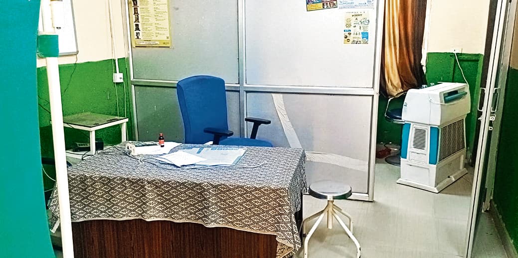 सिमरी सामुदायिक स्वास्थ्य केंद्र में समय से नहीं पहुंचते डॉक्टर, मरीज हलकान