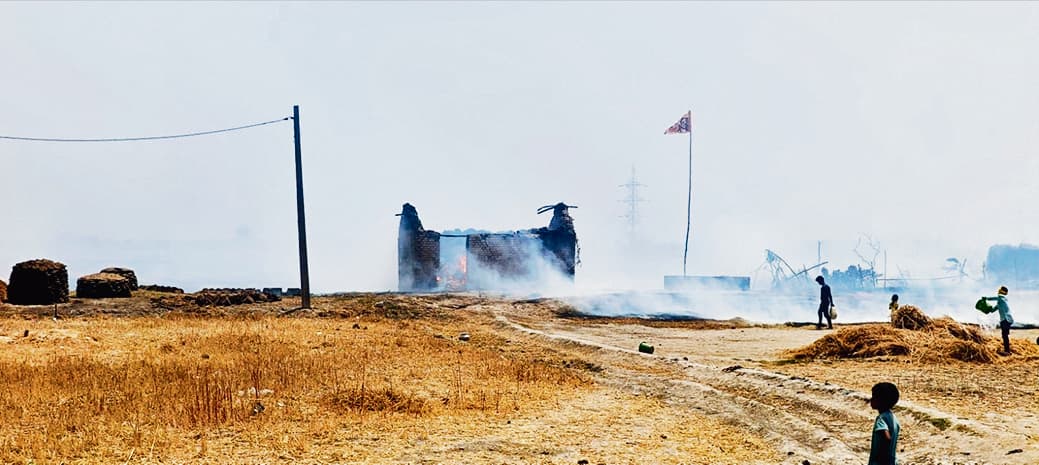 आग ने मचायी तबाही, 50 एकड़ खेत का पशु चारा जलकर हुआ राख, फायर ब्रिगेड टीम गांव में घूम कर बुझाती रही आग