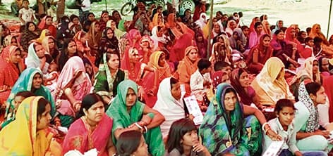 एलइडी टीवी पर फिल्म के माध्यम से दी जा रही महिलाओं को योजनाओं की जानकारी