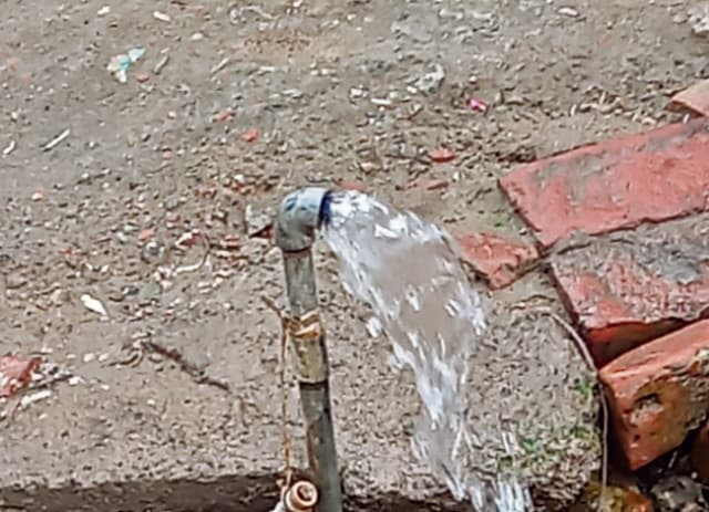 Saran News : शहरवासी रोज कर रहे लाखों लीटर पानी बर्बाद